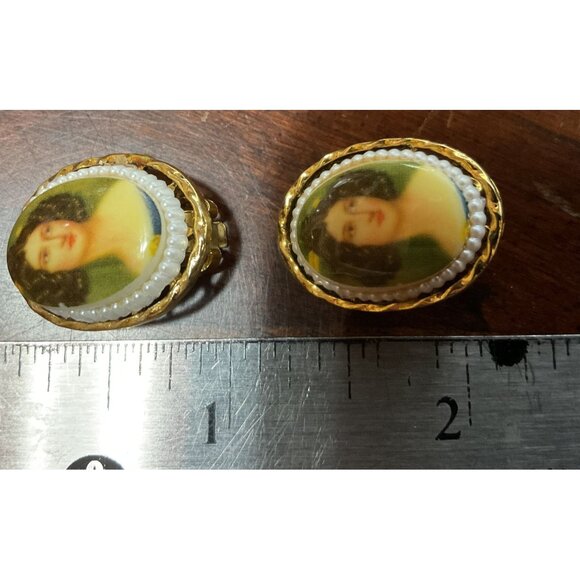 Vintage Cameo Clip-On Earrings With Gold-Tone Setting Portrait Design Signed ART - Picture 6 of 6